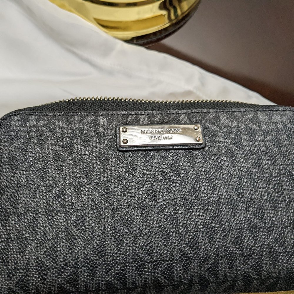 Michael Kors Zip Wallet w/gift box and logo dust bag (3-pieces) **NEW** - Picture 2 of 13